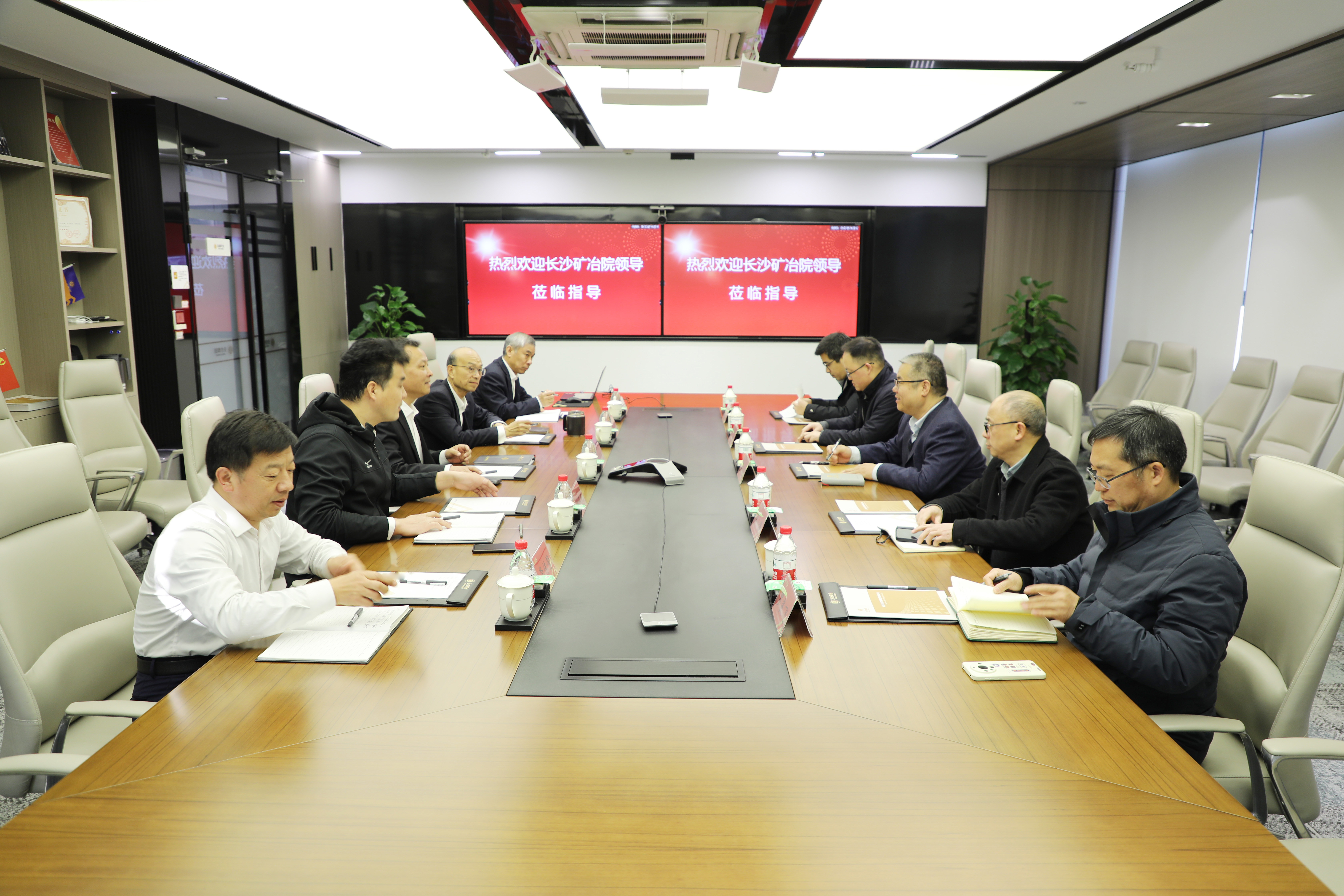 长沙矿冶研究院党委委员、财务总监张玉强一行到金谷集团交流洽谈